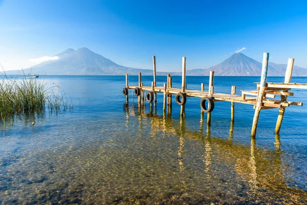ビーチ アンティグア グアテマラ グアテマラのアティトラン湖で木製の桟橋 — ストック写真