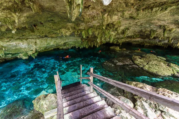 Cenote Dos Ojos Quintana Roo México Gente Nadando Buceando Aguas — Foto de Stock