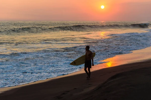 Silueta Surfista Masculino Caminando Playa Con Puesta Sol — Foto de Stock