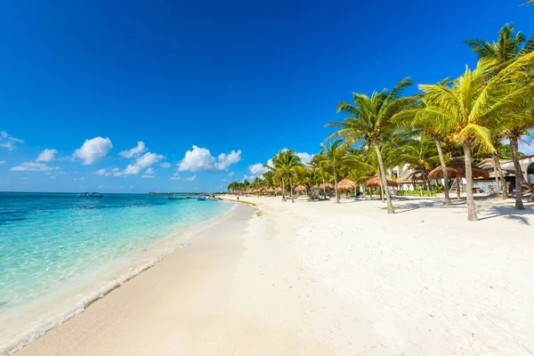 Akumal Beach Med Båtar Och Turister Mexiko — Stockfoto