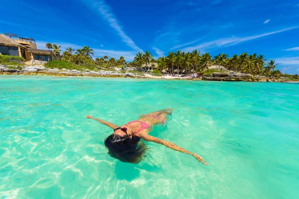 Atractiva Joven Relajante Aguas Turquesas Del Mar Caribe Tulum México —  Fotos de Stock