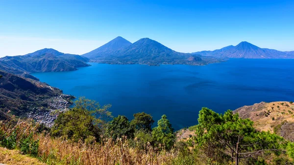 Vista Panorâmica Lago Atitlan Vulcões Nas Terras Altas Guatemala — Fotografia de Stock
