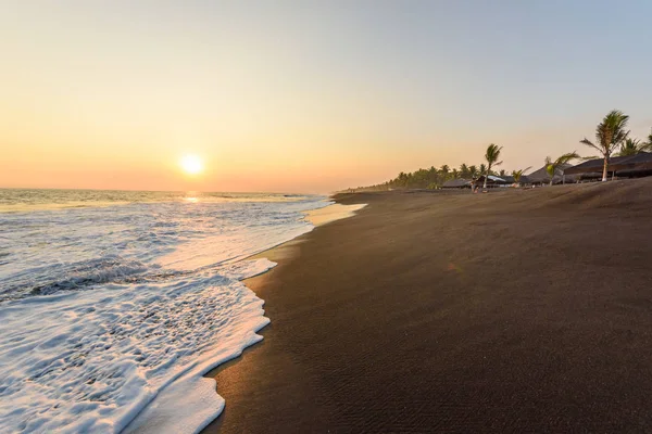 Naplemente Strandon Monterrico Guatemala Fekete Homokkal — Stock Fotó