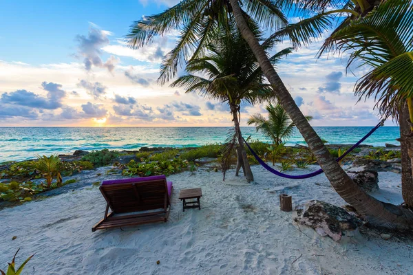 Puesta Sol Playa Paradisíaca Con Tumbonas Bajo Palmeras Quintana Roo — Foto de Stock