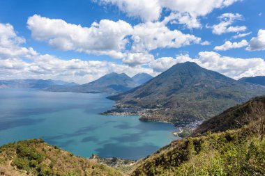 Bakış açısıyla lake Atitlan, üç volkanlar San Pedro, Atitlan ve Toliman, Guatemala.