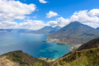Bakış açısıyla lake Atitlan, üç volkanlar San Pedro, Atitlan ve Toliman, Guatemala.