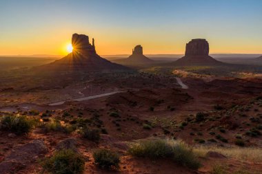 Monument Valley, Panorama Mitten Buttes - Rozenstraat Navajo kabile parkta Ziyaretçi Merkezi - Arizona ve Utah, ABD güneş doğarken