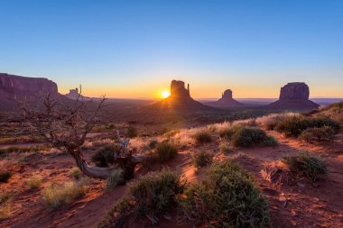 Monument Valley, Panorama Mitten Buttes - Rozenstraat Navajo kabile parkta Ziyaretçi Merkezi - Arizona ve Utah, ABD güneş doğarken