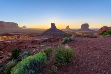 Monument Valley, Panorama Mitten Buttes - Rozenstraat Navajo kabile parkta Ziyaretçi Merkezi - Arizona ve Utah, ABD güneş doğarken