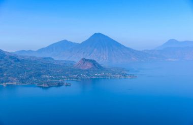 Panoramik göl Atitlan ve volkanlar Guatemala Dağlık.