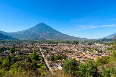 Cerro de la Cruz - bakış açısından eski tarihi şehir Antigua Hill'e ve volkan Guatemala Maya Highlands.
