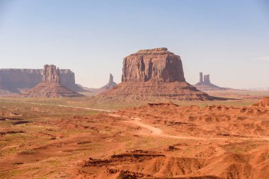 Doğal sürücü kir yolda Monument Valley, ünlü Navajo Buttes kabile Park, Utah - Arizona, ABD. Doğal yol ve kırmızı kaya oluşumları.