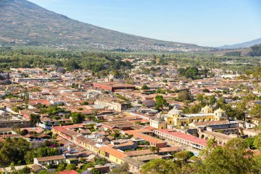 Cerro de la Cruz - bakış açısından eski tarihi şehir Antigua Hill'e ve volkan Guatemala Maya Highlands.