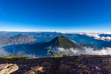 Panoramik göl Atitlan ve volkan San Pedro ve Toliman tepe volkan Atitlan, Guatemala üzerinden sabah erkenden.