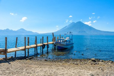 Lake Atitlan plaj Panajachel, Guatemala, ahşap iskele.