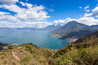 Bakış açısıyla lake Atitlan, üç volkanlar San Pedro, Atitlan ve Toliman, Guatemala.