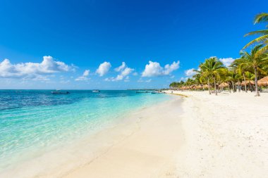 Akumal plaj tekne ve turistler, Meksika.