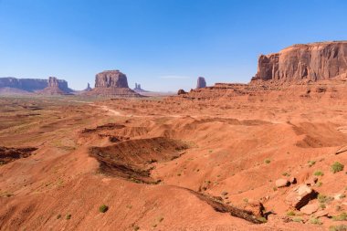 Doğal sürücü kir yolda Monument Valley, ünlü Navajo Buttes kabile Park, Utah - Arizona, ABD. Doğal yol ve kırmızı kaya oluşumları.