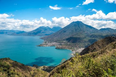 Bakış açısıyla lake Atitlan, üç volkanlar San Pedro, Atitlan ve Toliman, Guatemala.