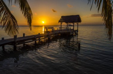 Güney su Caye - küçük tropik ada Barrier Reef, Karayip Denizi, Belize, Orta Amerika, gün batımında.
