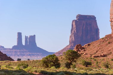 Doğal sürücü kir yolda Monument Valley, ünlü Navajo Buttes kabile Park, Utah - Arizona, ABD. Doğal yol ve kırmızı kaya oluşumları.