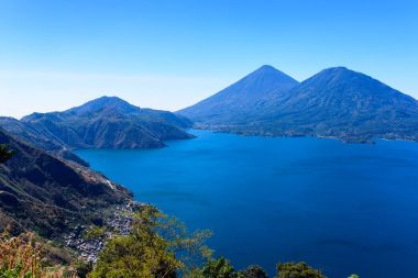 Panoramik göl Atitlan ve volkanlar Guatemala Dağlık.