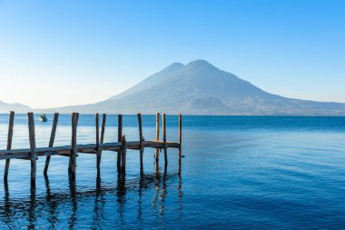 Lake Atitlan plaj Panajachel, Guatemala, ahşap iskele.
