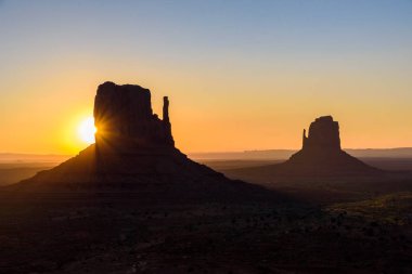 Monument Valley, Panorama Mitten Buttes - Rozenstraat Navajo kabile parkta Ziyaretçi Merkezi - Arizona ve Utah, ABD güneş doğarken
