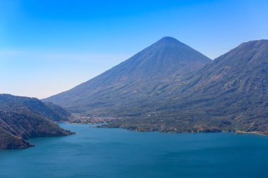 Panoramik göl Atitlan ve volkanlar Guatemala Dağlık.