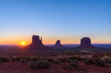 Monument Valley, Panorama Mitten Buttes - Rozenstraat Navajo kabile parkta Ziyaretçi Merkezi - Arizona ve Utah, ABD güneş doğarken
