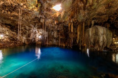 Hipotermik Xkeken (Xquequen) kristal mavi suda Valladolid şehir - Yucatan Yarımadası - Meksika yakınlarında Dzitnup Köyü