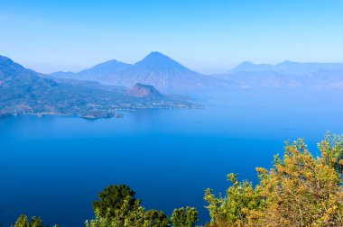 Panoramik göl Atitlan ve volkanlar Guatemala Dağlık.