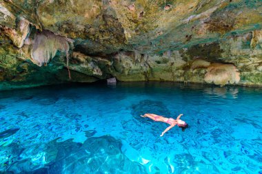 Hipotermik Dos Ojos Quintana Roo, Meksika için. Yüzme ve şnorkel masmavi suda insanlar. Bu hipotermik Tulum, Meksika Yucatan Yarımadası'nda yakınında bulunuyor.