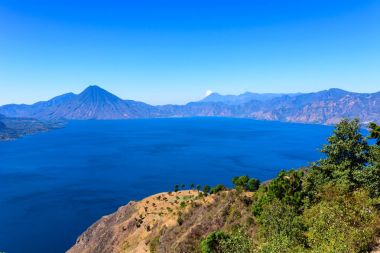 Panoramik göl Atitlan ve volkanlar Guatemala Dağlık.