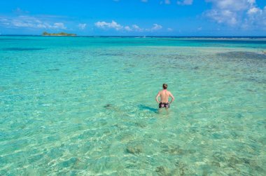 Cennet Adası caye Carrie yay Cay alan istasyonu, Karayip Denizi, Belize kumsalda. Tropikal hedef.