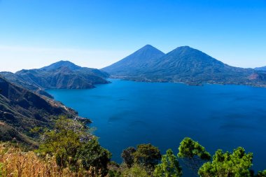 Panoramik göl Atitlan ve volkanlar Guatemala Dağlık.