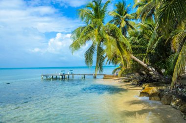 Tütün Caye - Barrier Reef ile Cennet plaj, Karayip Denizi, Belize, Orta Amerika, küçük tropik adada ahşap iskele.