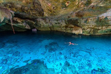 Hipotermik Dos Ojos Quintana Roo, Meksika için. Yüzme ve şnorkel masmavi suda insanlar. Bu hipotermik Tulum, Meksika Yucatan Yarımadası'nda yakınında bulunuyor.