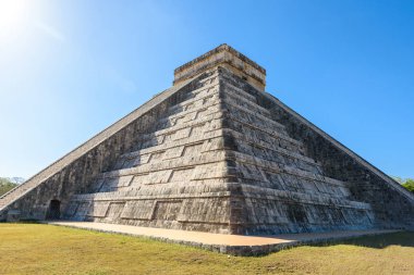 Chichen Itza - El Castillo Piramit, antik maya tapınak kalıntıları Yucatan, Meksika için.