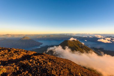Panoramik göl Atitlan ve volkan San Pedro ve Toliman tepe volkan Atitlan, Guatemala üzerinden sabah erkenden.