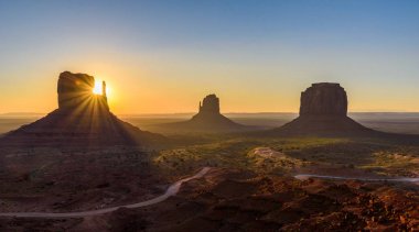 Monument Valley, Panorama Mitten Buttes - Rozenstraat Navajo kabile parkta Ziyaretçi Merkezi - Arizona ve Utah, ABD güneş doğarken