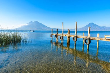 Lake Atitlan plaj Panajachel, Guatemala, ahşap iskele.