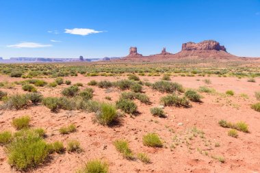 Doğal sürücü kir yolda Monument Valley, ünlü Navajo Buttes kabile Park, Utah - Arizona, ABD. Doğal yol ve kırmızı kaya oluşumları.