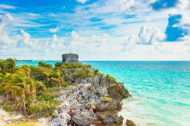 Maya harabelerini Quintana Roo, Meksika tropikal sahilinde bir tulum.