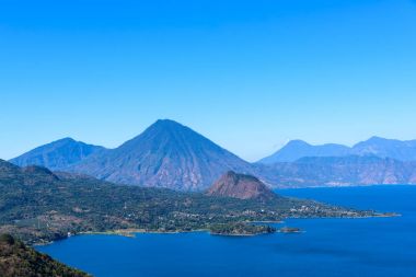 Panoramik göl Atitlan ve volkanlar Guatemala Dağlık.