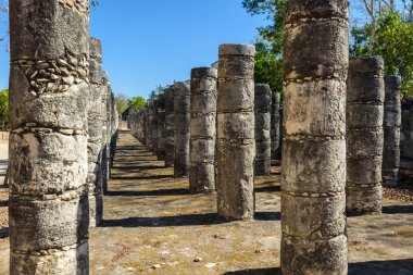 Chichen Itza, Tapınak bin savaşçı, Yucatan, Meksika için sütun kalıntıları.