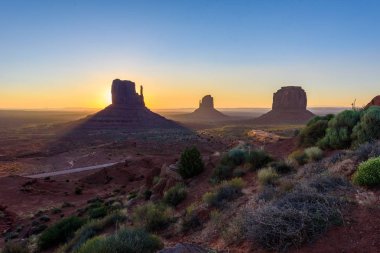 Monument Valley, Panorama Mitten Buttes - Rozenstraat Navajo kabile parkta Ziyaretçi Merkezi - Arizona ve Utah, ABD güneş doğarken