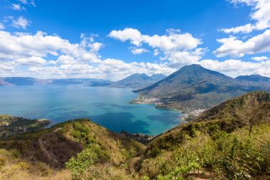 Bakış açısıyla lake Atitlan, üç volkanlar San Pedro, Atitlan ve Toliman, Guatemala.
