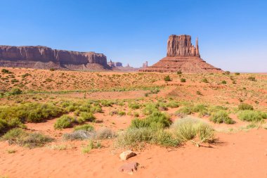 Doğal sürücü kir yolda Monument Valley, ünlü Navajo Buttes kabile Park, Utah - Arizona, ABD. Doğal yol ve kırmızı kaya oluşumları.