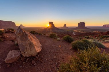 Monument Valley, Panorama Mitten Buttes - Rozenstraat Navajo kabile parkta Ziyaretçi Merkezi - Arizona ve Utah, ABD güneş doğarken